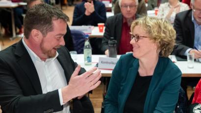 Bild: Daniel Karmann/dpa
Vertauschte Rollen? Uli Grötsch, Generalsekretär der SPD in Bayern, gratuliert Natascha Kohnen, Landesvorsitzende der SPD in Bayern, beim Landesparteitag zu ihrer Wiederwahl als Landesvorsitzende.