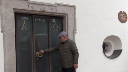 Bild: Gustl Beer
Die Tür zur Sebastiankirche bleibt nach der Außensanierung geschlossen. Verschlossen ist dem Förderverein "rettet St. Sabastian" auch der Weg zur Innensanierung. Der Verein, der damit seine steuerliche Existenzgrundlage verliert, beschließt deshalb seine Auflösung.