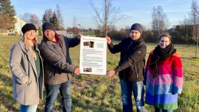 Bild: vsr
Das "Ein-Dorf-soll-leuchten"-Team (von links): Franziska Sieder, Mathias Wachsmann sowie Markus und Verena Schieder freut sich über viele wunderschöne dekorierte Fenster und ist noch auf der Suche nach weiteren Teilnehmern.