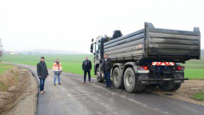 Bild: bey
Interkommunal ist die Zusammenarbeit beim Ausbau der der Straße von Burkhardsrieth nach Isgier. Moosbachs zweiter Bürgermeister Bernhard Rom, Bauamtsleiter Uli Rupprecht (Pleystein), Moosbachs dritter Bürgermeister Helmut Meindl und der Pleysteiner Rathauschef Rainer Rewitzer (von links) machen sich ein Bild von der Maßnahme.