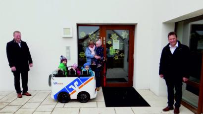 Bild: Raiffeisenbank Sulzbach-Rosenberg/exb
Die Raiffeisenbank Sulzbach-Rosenberg übergibt ein Mobil an die Vilsecker Kindertagesstätte St. Josef.