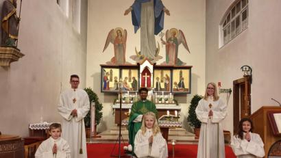 Bild: bsc
Viel Freude bei ihrem künftigen Dienst am Altar wünschten Pfarrer Joseph (hinten Mitte) sowie die Oberministranten Philipp Schraml (hinten links) und Anna Wildenauer (hinten rechts) den neuen „Lausbuben Gottes“. Valentin Paukner, Maria Schraml und Dorothea Zeitler (vorne von links) verstärken künftig die Friedenfelser Ministrantenschar.