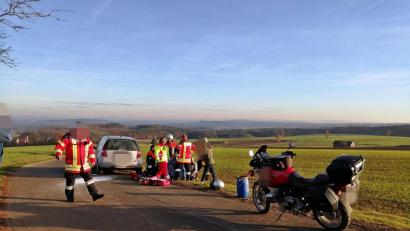 Bild: jma
Wegen Gegenverkehrs blieb eine Vorbacherin auf übersichtlicher Strecke stehen. Ein Kemnather Motorradfahrer fuhr dem Auto der Frau ins Heck und wurde leicht verletzt.
