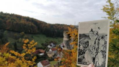 Bild: Jürgen Neumann/exb
Eine alte Postkarte mit dem Felsen „Alter Fritz“ ist heute Thema bei „Wir in Bayern“ im BR.