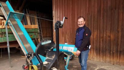 Bild: Tobias Gräf
Seine Corona-Infektion hat Hans Meissner ungewöhnlich gut überstanden. Der 52-Jährige strotzt inzwischen wieder nur so vor Kraft und hat sichtlich Spaß an der Arbeit – wie hier beim Brennholz-Sägen im heimischen Hof in Glaubendorf.