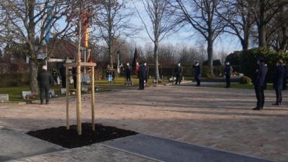 Bild: ld
Moritz Ponader übernahm in diesem Jahr die musikalische Umrahmung der Feierlichkeiten in Brand und Fuhrmannsreuth. Erwartungsgemäß nahmen nur wenige Besucher an den gekürzten Feiern teil.