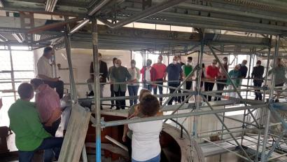 Bild: Kastner/exb
Für interessierte Kirchgänger gab Kirchenpfleger Thomas Kastner (im weißen Hemd) eine Führung.