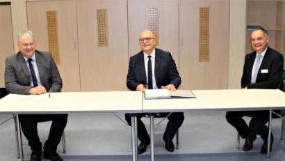 Bild: St.-Anna-Krankenhaus/Ehras
Landrat Richard Reisinger, Thomas Baldauf und Vorstand Roland Ganzmann (von links) bei der Vertragsunterzeichnung im St.-Anna-Krankenhaus.