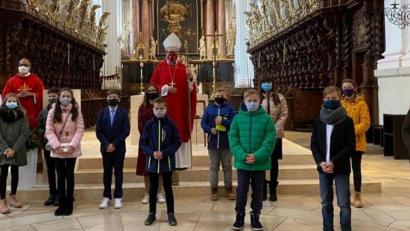 Bild: Carina Keil/exb
Ein Teil der Firmlinge zusammen mit Weihbischof Josef Graf und Pfarrer George Parankimalil in der Basilika.