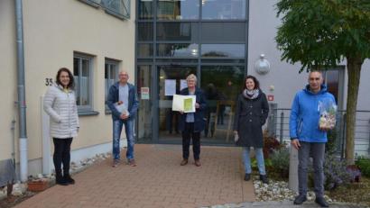 Bild: egr 
Als eines von zehn Seniorenheimen in der Oberpfalz nahm St. Jakobus in Ensdorf am Coaching „Genussvoll essen in Senioreneinrichtungen“ teil. In Bild von links: Ökotrophologin Birgitta Pilz, Seniorenheim-Küchenchef Mario Hellerl, Heimleiterin Lydia Brandl, Ökotrophologin Anne Wurzbacher und Georg Faulhaber, der für die Hauswirtschaft im Ensdorfer Seniorenheim zuständig ist.