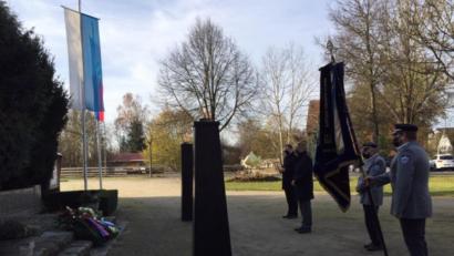 Bild: jzk
Pfarrer Thomas Kraus, Bürgermeister Roman Schäffler und Raimund Pinzer (von links) beim Gedenken am Kriegerdenkmal.