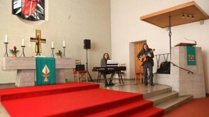 Bild: Wolfgang Steinbacher
Toby Mayerl und Michael Dandorfer musizieren im Gottesdienst der Erlöserkirche. Die Auftritte sind als finanzielle Unterstützung für Musiker in der Corona-Pandemie gedacht.