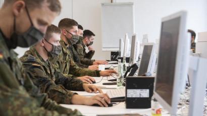 Bild: Julian Stratenschulte
Soldaten der Bundeswehr helfen der Region Hannover bei der Nachverfolgung von Infektionsketten. Foto: Julian Stratenschulte/dpa