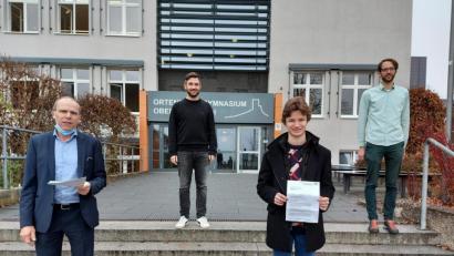 Bild: lg
Christoph Greger (Zweiter von rechts) freut sich über die Auszeichnung durch den Kultusminister. Auch Schulleiter Ludwig Pfeiffer (links) gratuliert zusammen mit Oberstufenkoordinator Stephan Sturm und Mathematiklehrer Andreas Wohlgemuth zum Wettbewerbserfolg.