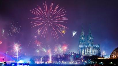 Bild: Christophe Gateau
Feuerwerk ist in der Silvesternacht am Rhein über dem Dom zu sehen. Foto: Christophe Gateau/dpa