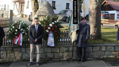 Bild: soj
Kranzniederlegung in Grünlas mit (von links) Zweitem Bürgermeister Michael Sticht, Bürgermeister Wolfgang Söllner, Fahnenträger Matthias Schönl und KSK-Vorsitzendem Manfred Riedl.