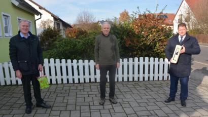 Bild: jr
Wolf-Jürgen Wenkel (Mitte) feierte am Sonntag seinen 85. Geburtstag. Gut gelaunt empfing er im Garten vor seinem Haus Bürgermeister Stefan Grillmeier (rechts) und TuS-Präsident Anton Bauernfeind, die ihm herzlich gratulierten.