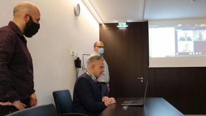 Bild: Stefan Malzer, Landratsamt Tirschenreuth/exb
Landrat Roland Grillmeier (Mitte) begrüßt die Digitalisierungsbeauftragten der Oberpfälzer Landratsämter. Mit dabei waren Simon Haberkorn (links) von der EDV-Abteilung und Hauptamtsleiter Wolfgang Fenzl.