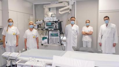 Bild: Klinikum/Dietl/exb
Das Team für die Pulmonalvenenisolation zusammen mit Dr. Christoph M. Birner, Chefarzt der Klinik für Innere Medizin I (rechts) , sowie Dr. Steffen Christow, Elektrophysiologe am Klinikum (Dritter von links).