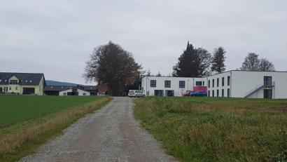 Bild: gi
Parkplätze beim Haus für betreutes Wohnen in Moosbach werden bald Mangelware. Noch dazu, wenn die Schotterstraße gesperrt werden sollte.