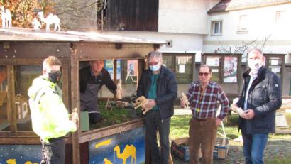 Bild: sei
Fabian Franke, Michael Franke, Klaus-Hannes Kahler und Sepp Rieder (von links) bauten am Samstag auf dem Marktplatz die Manteler Krippe auf. Bürgermeister Richard Kammerer (rechts) bedankte sich für die Arbeit und spendierte eine Brotzeit.