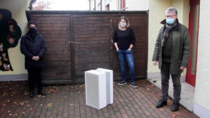 Bild: wro
Einen der insgesamt drei angeschafften Luftreiniger stellten Pfarrer Joseph, Kinderhaus-Leiterin Katja Höfer-Nickl und Bürgermeister Wolfgang Braun (von links) im Kinderhaus vor.