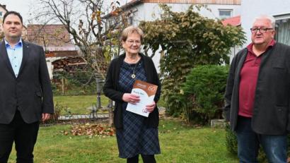 Bild: gf
Pandemie-bedingt auf Abstand bedacht und Jubilarin Ursula Rähr in deren Garten in die Mitte genommen: Es gratulierten AWO-Kreisvorsitzender Christian Beyer (links) und für die AWO Traßlberg deren Vorsitzender Erich Lobenhofer.