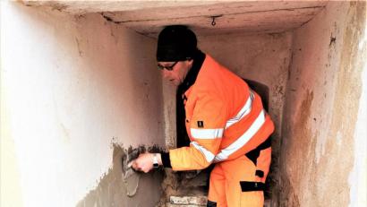 Bild: lg
Markus Scheuerer vom Stadtbauhof renoviert die historische Flurkapelle am Forst, die Eigentum der Stadt Oberviechtach ist.