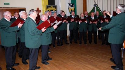 Bild: mab
Der Männerchor, hier bei einem Auftritt im Saal auf dem Miesberg, singt bei weltlichen und kirchlichen Anlässen und ist seit Jahrzehnten ein tragender Bestandteil im gesellschaftlichen Leben im Markt.