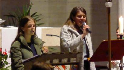 Bild: fsb
Emma Vicupa und Lisa-Marie Kalis (von links) bei der Interpretation des Liedes "Lichterkinder".