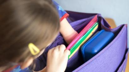 Bild: Florian Schuh/dpa
Das Feuerwerksgeschoss hat sich im Schulranzen des Mädchens verfangen.