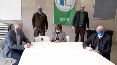Bild: Landratsamt Neustadt/exb
Bürgermeister Lothar Müller, Rektorin Irmgard Wittmann sowie der Vorsitzende des Naturparks Nördlicher Oberpfälzer Wald e.V., Landrat Andreas Meier (vorne von links), unterzeichneten die Kooperationsvereinbarung für die Naturpark-Schule. Mit im Bild (hinten von links) Naturpark-Ranger Heiko Hoffmann und Naturpark-Geschäftsführer Stefan Härtl.