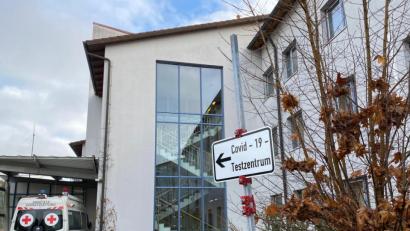 Bild: Völkl
Zunächst war im ehemaligen Nabburger Kreiskrankenhaus eines der beiden Covid-19-Testzentren des Landkreises eingerichtet. Nun kommen die Räume für ein geplantes Impfzentrum in Betracht.