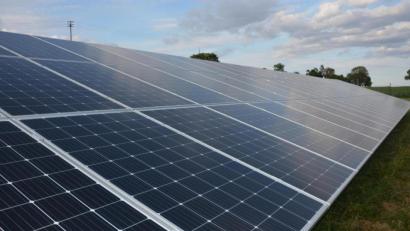 Archivbild: jr
Eine Freiflächen-Photovoltaikanlage ist 2019 zwischen Groschlattengrün und Lengenfeld nahe der A93 errichtet worden.