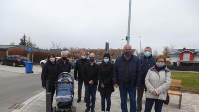 Bild: bk
Über die neue Straße freuen sich (von links) Nicole Presche, Wolfgang Krauß, Hans-Georg Schönig, Josef Schaller, Chistine Pschorn, Bürgermeister Ludwig Biller, Franz Rembold und Johanna Krauß.