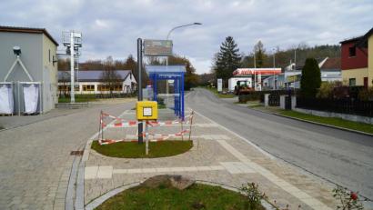 Bild: lei
An der Haltestelle in Eschenfelden werden Donnerstagmittag kurz nach 12 Uhr vorerst keine Kinder mehr aus dem Busaussteigen.