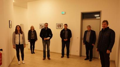 Bild: Franz Kerscher/exb
Bundestagsabgeordneter Karl Holmeier (Zweiter von rechts) sprach mit (von links) Fachberaterin Alexandra Gietl, stellvertretender Kreisbäuerin Manuela Pronath, Martin Seidl, stellvertretendem Kreisobmann Johann Hahn und KreisobmannJosef Irlbacher über die Zukunft der Landwirtschaft.