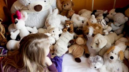 Bild: Silvia Marks/dpa
Den ganzen Tag im Arm - und abends kommen sie auch mit ins Bett: Kuscheltiere sollten für Kinder sichere Begleiter sein.