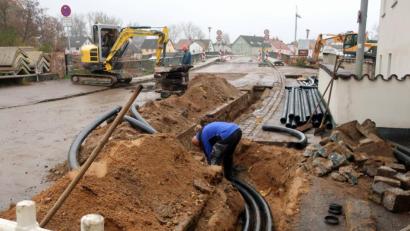 Bild: Hirsch
Die Erneuerung der Versorgungsleitungen vor der Regenbrücke in Nittenau dauert an. Der Übergang bleibt deshalb bis in den Dezember hinein gesperrt.