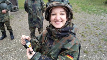 Bild: exb
Julia Schuster hat eine mehrwöchige Ausbildung absolviert, die es ihr erlaubt, Uniform zu tragen.