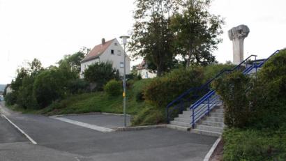 Bild: bjp
Nicht nur Schülern und Lehrern, sondern auch Radfahrern und Fußgängern soll die Umgestaltung des Schulvorplatzes zugutekommen: Eine Radwegachse vom Gewerbegebiet West zur Steinbühlsiedlung soll hier vorbeigeführt werden.