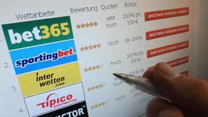 Symbolbild: dpa/Marcus Brandt
Im Internet tummeln sich unzählige Anbieter von Sportwetten. Für manche Menschen kann dieses Zocken zur Sucht werden. Einen heute 33-Jährigen aus dem Landkreis Schwandorf machte die Abhängigkeit zum Dieb und Einbrecher.