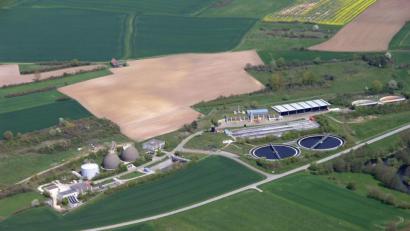 Luftbild: Tiefbauamt Stadt Amberg
Das Klärwerk in Theuern: Hier wird das Amberger Abwasser aufbereitet. Und hier hätten die Mitarbeiter in Wohnmobilen leben sollen, wenn die Pandemie dramatischer ausgefallen wäre.