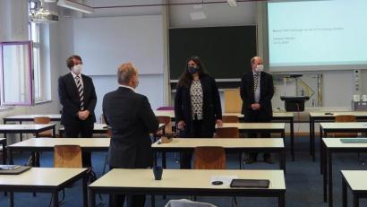 Bild: Bühner
Die OTH-Leitung mit Präsidentin Andrea Klug (Zweite von links) an der Spitze stellt beim Besuch des Landtagsabgeordneten Stephan Oetzinger (Zweiter von rechts) die neue "Weiden Business School" und das Digitalisierungskonzept der Hochschule vor.