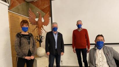 Bild: Eichl
Wenn die Partnerschaft mit Tlucna wegen Corona schon auf Eis liegt, will man die Freundschaft wenigstens aus der Ferne mit Masken im Partnerlook pflegen. Bürgermeister Robert Lindner (Zweiter von links) hat die Masken mit den Wappen beider Gemeinden im Bauausschuss verteilt. Als Models stellten sich außer Lindner Andrea Gollwitzer, Markus Staschewski und Oliver Mutterer zur Verfügung (von links).