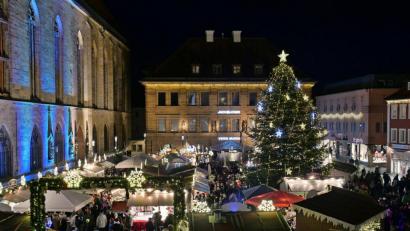 Bild: Petra Hartl
So wird es in diesem Jahr beim Weihnachtsmarkt auf dem Marktplatz nicht aussehen. Die Park- und Werbegemeinschaft verteilt die Stände und Buden in der Altstadt zwischen Multifunktionsplatz und Roßmarkt.