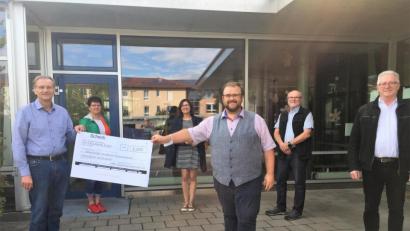 Bild: stg
Geschäftsführer Berthold Kellner, Alexandra Haberkorn, Elisabeth Haberberger, Hans Walter und Günter Götz vom Siemensverein sowie stellvertretender Lebenshilfevorsitzender Franz Malzer (von links) bei der Spendenübergabe.