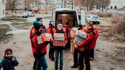 Bild: exb
Es ist nicht das erste Mal, dass Helfer Weihnachtspäckchen an Kinder in Osteuropa überreichen. Schon in den vergangenen Jahren haben sich etliche Freiwillige für die Aktion engagiert.