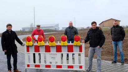 Bild: mab
Offiziell für den Verkehr freigegeben wurde das 130 Meter lange Teilstück der Hertzstraße im Gewerbegebiet West durch (von links) Bürgermeister Peter Neumeier, Planungsingenieur Hans Böckl, Tiefbauunternehmer Helmut Seebauer, Bauamtsleiter Stefan Bartl-Schöls und Bauleiter Christian Wittmann.
