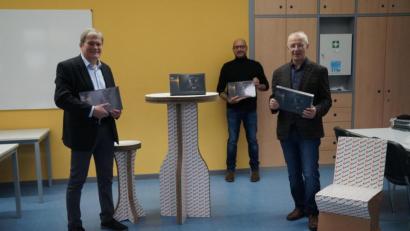 Bild: wel
Rektor Werner Winderl (links) und Konrektor Rudi Schneider (rechts) nahmen die vier Tablets von Thomas Fischer freudestrahlend in Empfang.